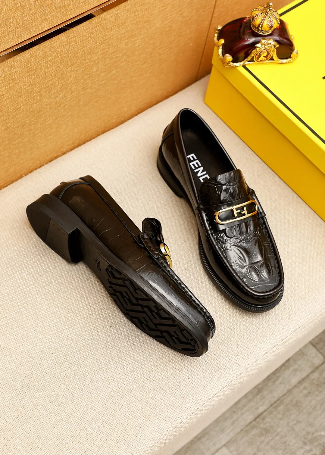 Men's shoes 💰460 💐 Product trademark: FENDI [Fendi] casual leather shoes Regular size: 38-44 (45.46🉑️customized) Product materials: Selected imported first-layer open-edge beaded cowhide embossed upper + luxury hardware buckle, imported cow 🐂 lining. Strong three-dimensional visual effect, original outsole color: 1⃣️color optional
